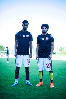 SAFP schenkte den Spielern der Nationalmannschaft von Qatar die superlativen G-Form Schienbeinschonern. Auf dem Bild die Spieler Ali Qadiri und Salem